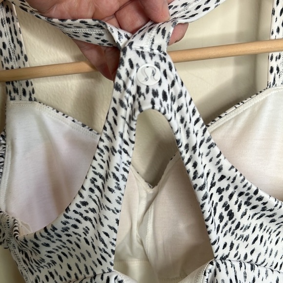 LULULEMON SMALL SIZE 4 WHITE AND BLACK WRAP IT UP TOP - Picture 6 of 8
